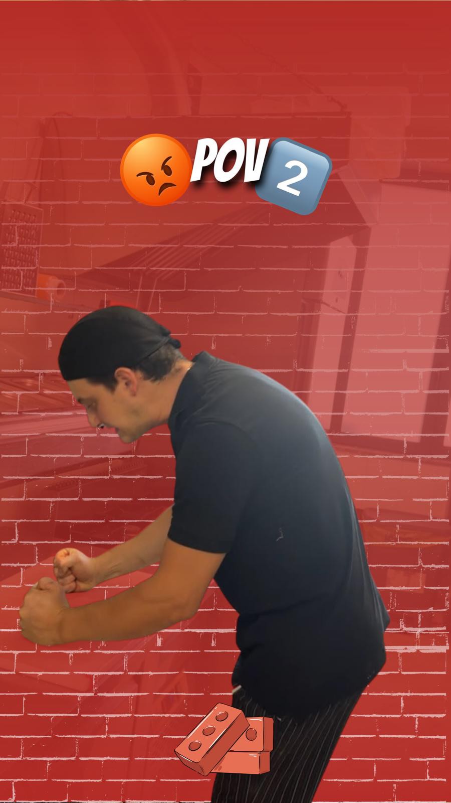 Un membro dello staff di TEsttt in azione davanti al muro di mattoni rossi del locale